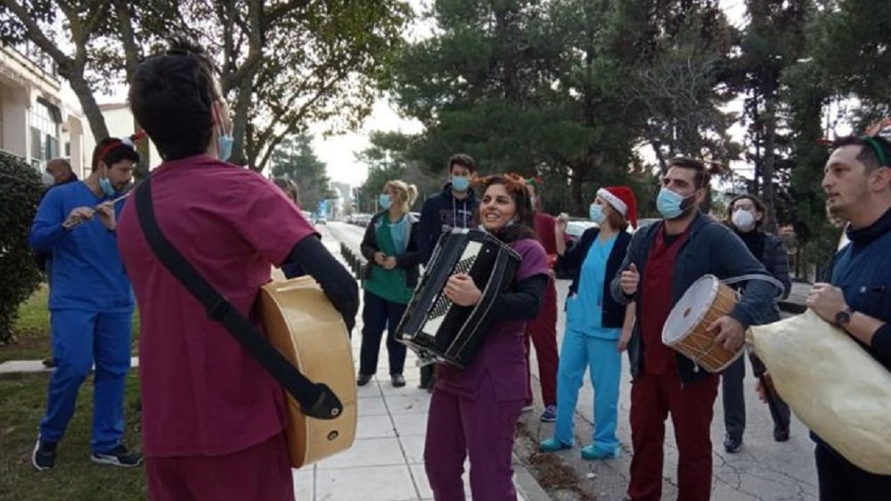 Συγκινητικές στιγμές στο «Παπανικολάου»: Οι γιατροί είπαν τα κάλαντα κάτω από τα παράθυρα των ασθενών