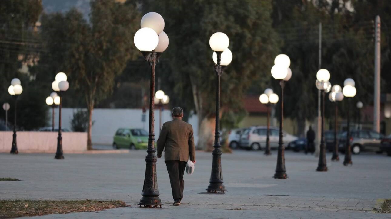 Κορονοϊός: Σε ποιες περιοχές “επιμένει” – Μονόδρομος τα αυστηρά lockdown