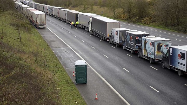 Βρετανία: Αποκλεισμένοι οδηγοί στο Ντόβερ κάνουν Χριστούγεννα μέσα στα φορτηγά τους