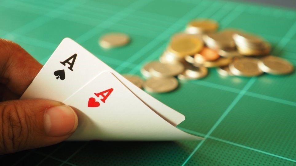 Ζάκυνθος: Έφοδος της αστυνομίας και εννέα συλλήψεις σε κατοικία – Αψήφησαν τα μέτρα και έπαιζαν “Θανάση”