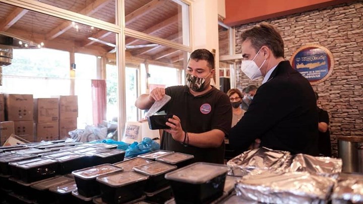 Σε ταβέρνα στο Κερατσίνι ο Κυριάκος Μητσοτάκης – Μοίρασε φαγητό σε όσους έχουν ανάγκη- ΦΩΤΟ