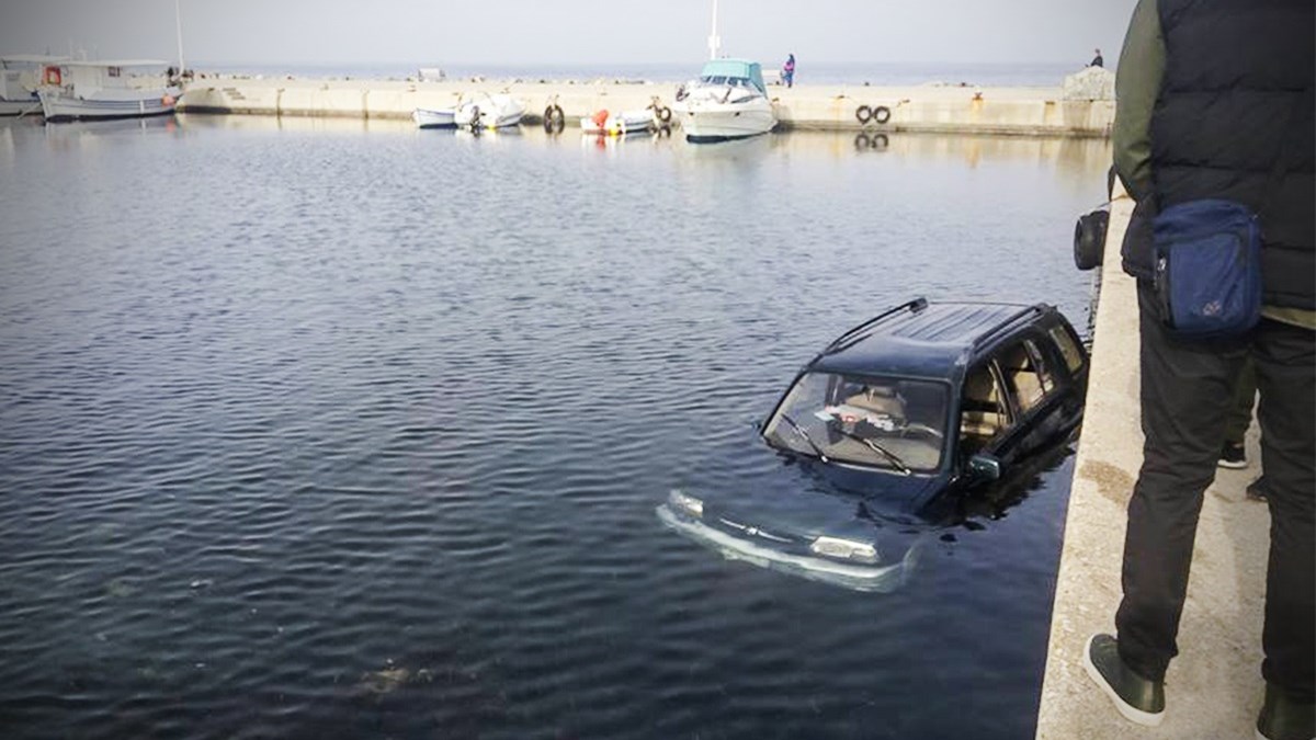 Θεσσαλονίκη: Αυτοκίνητο έπεσε στον Θερμαϊκό – Ο οδηγός πρόλαβε να βγει με το σκυλάκι του – ΦΩΤΟ