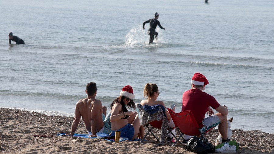 Αττική: Με βουτιές στις κοντινές παραλίες γιόρτασαν τα Χριστούγεννα εν μέσω πανδημίας