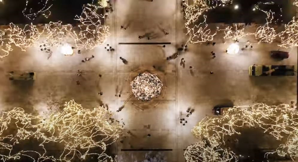 Εντυπωσιακό ΒΙΝΤΕΟ κάνει τον γύρο του κόσμου: Η Χριστουγεννιάτικη Αθήνα από ψηλά