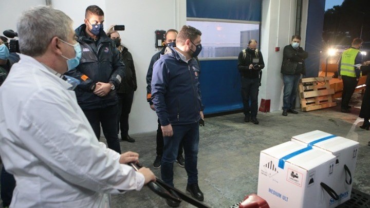 Κορονοϊός: Έφθασε στην Αθήνα το φορτηγό με τα εμβόλια – Από αύριο οι εμβολιασμοί