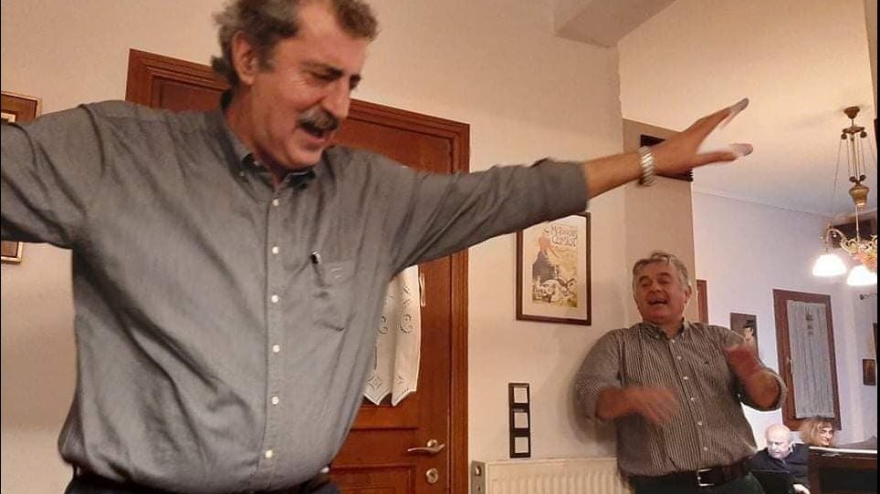 Παύλος Πολάκης: Η χριστουγεννιάτικη ζεϊμπεκιά και τα σχέδια για ψάρεμα – ΦΩΤΟ