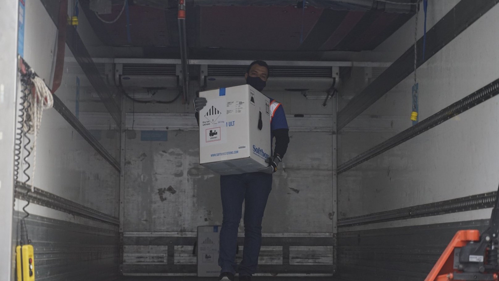 Κύπρος: Έφτασε η πρώτη παρτίδα εμβολίων – Τι δήλωσε η Ευρωπαία επίτροπος Υγείας