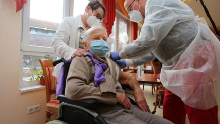 Κορονοϊός-Γερμανία: Μια γυναίκα 101 ετών, ο πρώτος άνθρωπος που εμβολιάστηκε στη χώρα