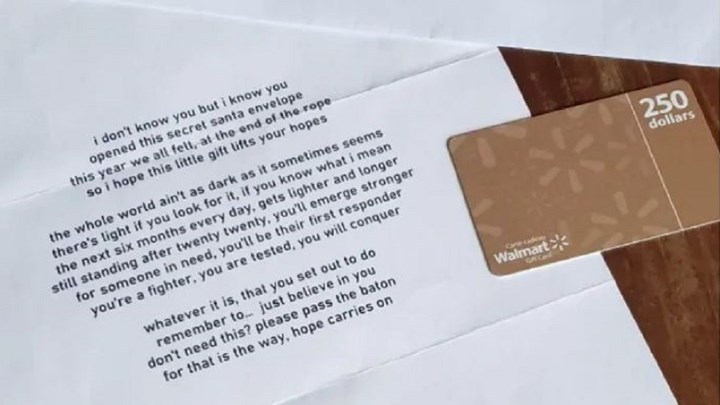 Καναδάς: Μυστηριώδης “Άγιος Βασίλης” μοίρασε δωροεπιταγές σε 400 πολίτες