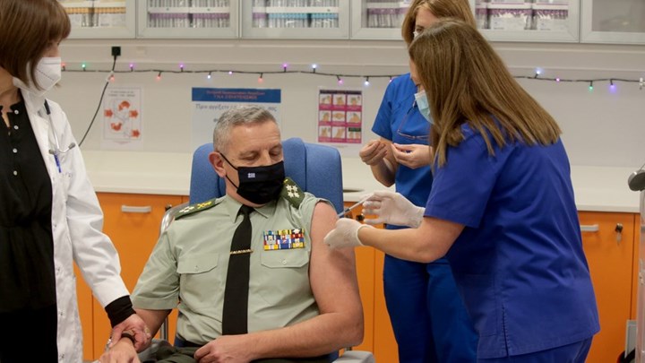 Κορονοϊός: Εμβολιάστηκε ο αρχηγός ΓΕΕΘΑ Κωνσταντίνος Φλώρος – Τι δήλωσε