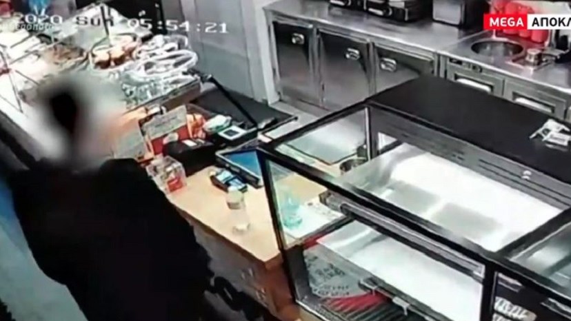Ο… ληστής με τον καφέ “χτύπησε” στα Εξάρχεια – ΒΙΝΤΕΟ