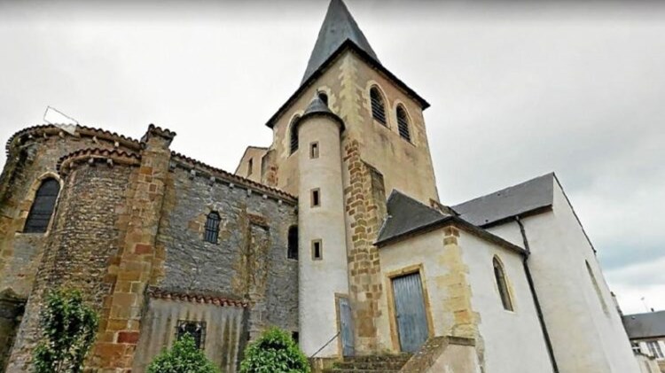 Γαλλία: Τρεις τραυματίες από “εισβολή” αυτοκινήτου σε εκκλησία – Ο οδηγός… μπέρδεψε το γκάζι με το φρένο