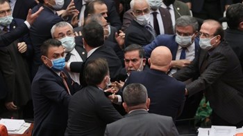 Τουρκία: Ξύλο μεταξύ βουλευτών στο Κοινοβούλιο – Γιατί πιάστηκαν στα χέρια – ΒΙΝΤΕΟ