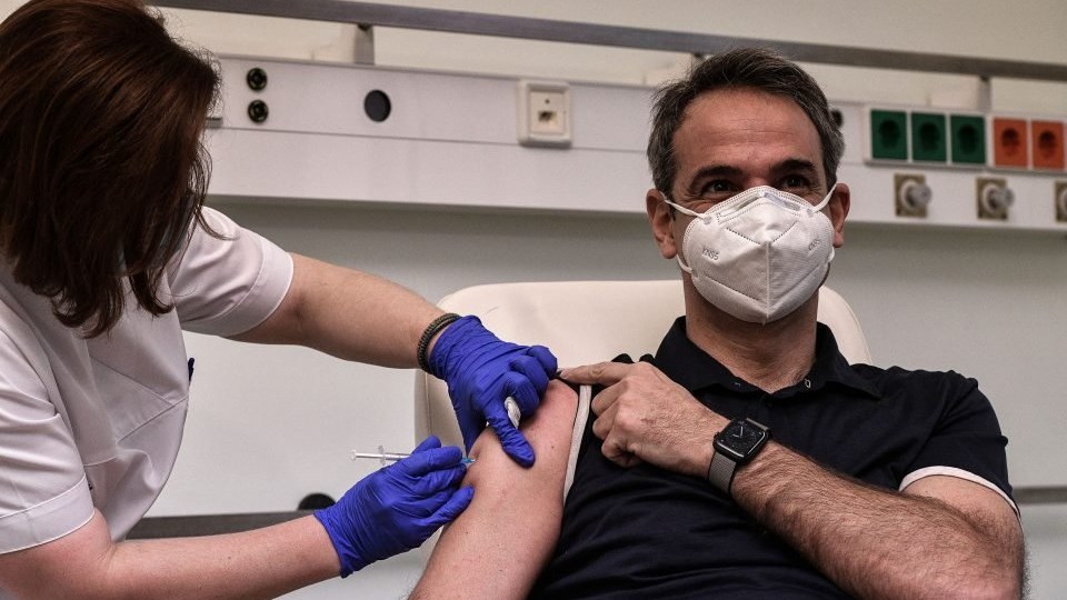 Κορονοϊός: Τι απαντά νοσηλεύτρια στη θεωρία ότι αντί για εμβόλιο έκαναν ένεση με φυσιολογικό ορό