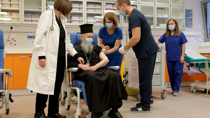 Κορονοϊός: Ο Θεούλης έκανε το εμβόλιο στον Μητροπολίτη Ναυπάκτου – Τι δήλωσε ιεράρχης – ΒΙΝΤΕΟ