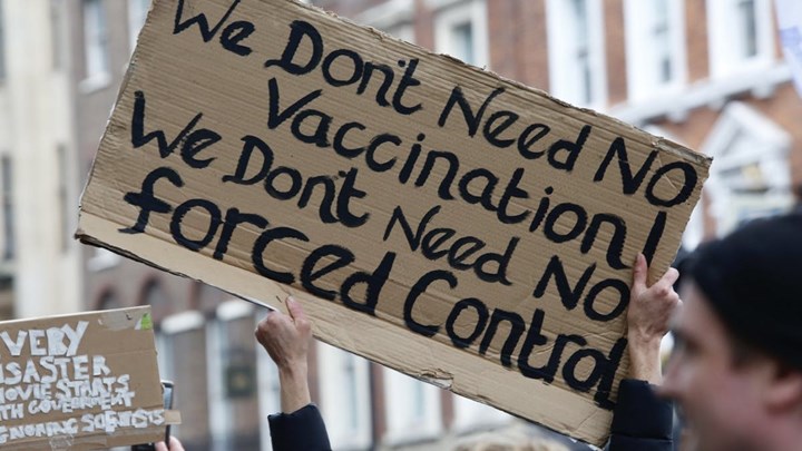 Κορονοϊός: Γιατί οι αντιεμβολιαστές πιστεύουν ότι έφθασε η στιγμή τους – Στο στόχαστρο η “γκρίζα ζώνη”