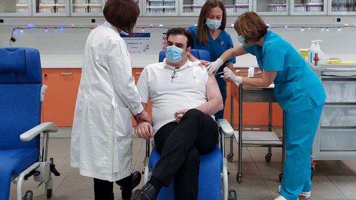 Κορονοϊός: Εμβολιάσθηκε ο Κυριάκος Πιερρακάκης – ΦΩΤΟ