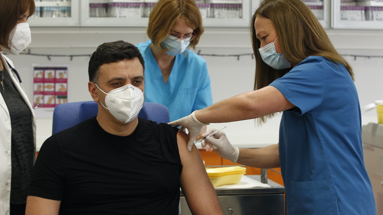 Κορονοϊός: Εμβολιάσθηκε ο υπουργός Υγείας Βασίλης Κικίλιας