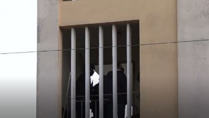 Πυροβολισμοί στην Αγία Βαρβάρα: Επιχείρηση της ΕΚΑΜ σε σπίτι όπου έχει ταμπουρωθεί ο δράστης