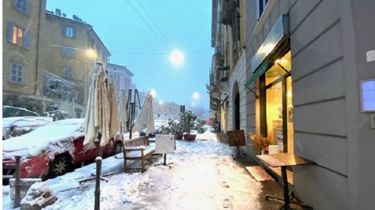 Στα “λευκά” το Μιλάνο – Σφοδρές χιονοπτώσεις στη βόρεια Ιταλία – ΦΩΤΟ