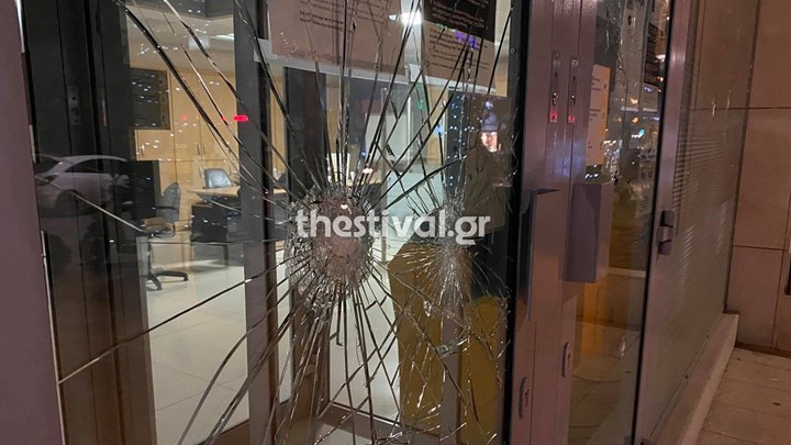 Θεσσαλονίκη: Κουκουλοφόροι επιτέθηκαν σε τράπεζα με βαριοπούλες – ΦΩΤΟ – ΒΙΝΤΕΟ
