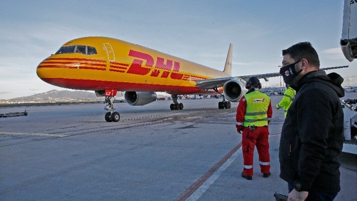 Κορονοϊός: Έφτασαν στην Αθήνα με ειδική πτήση 83.850 δόσεις του εμβολίου