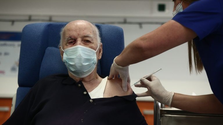 Κορονοϊός: Η επική απάντηση του πρώτου ηλικιωμένου που έκανε το εμβόλιο για το πώς πήρε την απόφαση