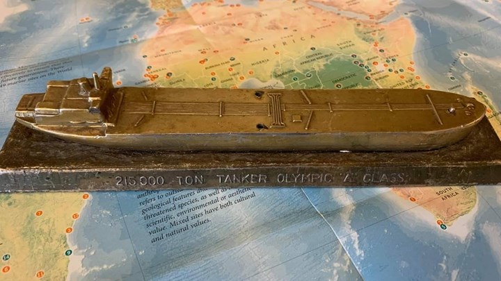 Θεσσαλονίκη: Μπρούτζινη ρέπλικα από το πανέρι παλαιοπώλη στη Γενεύη “μιλά” για την εποχή της παντοδυναμίας του Ωνάση