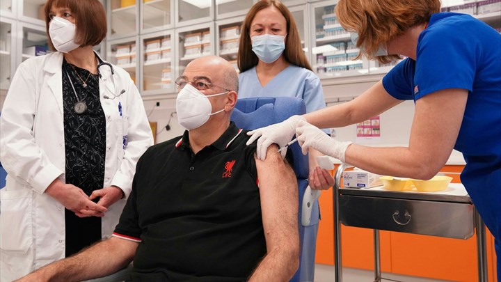 Κορονοϊός: Εμβολιάστηκε ο υπουργός Εξωτερικών Νίκος Δένδιας