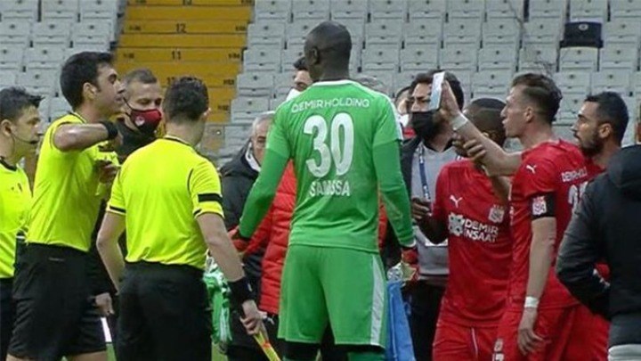 Επεισοδιακή αποβολή – “Έφαγε” κόκκινη κάρτα γιατί έδειξε με… κινητό στον διαιτητή το λάθος του