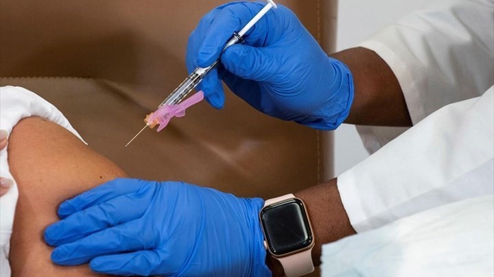 Εμβόλιο κορονοϊού: Τι λέει η 32χρονη που παρουσίασε αλλεργική αντίδραση – “Δεν είχα ιστορικό”