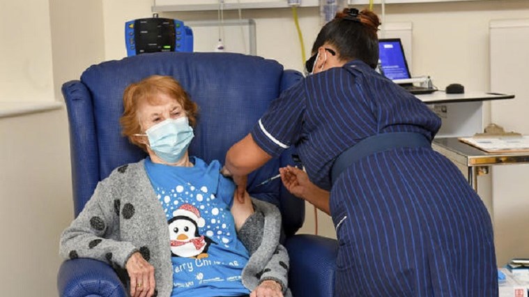 Βρετανία-Κορονοϊός: Δεύτερη δόση για την ηλικιωμένη που εμβολιάστηκε πρώτη στον κόσμο