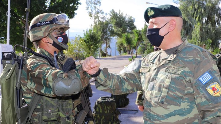 Ο Αρχηγός ΓΕΕΘΑ στο ανατολικότερο άκρο του «αεροπλανοφόρου» της Μεσογείου – ΦΩΤΟ