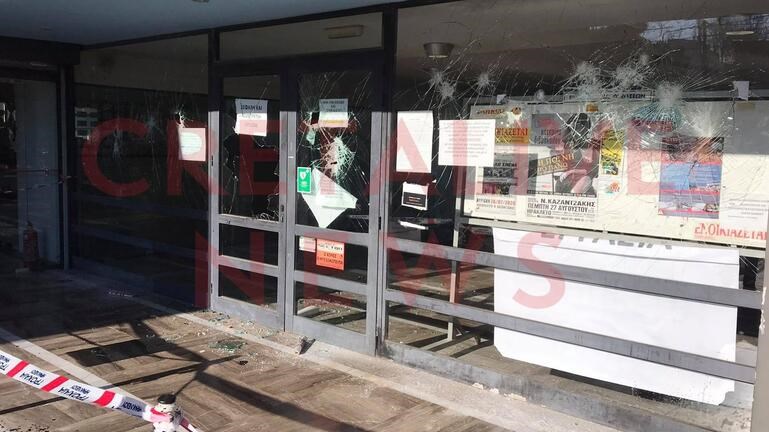 Κρήτη: Έκαναν “γυαλιά καρφιά” την είσοδο της εφορίας Ηρακλείου – Ζημιές με βαριοπούλες και μπογιές