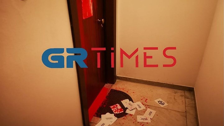 Σιμόπουλος για την επίθεση στο γραφείο του: “Δεν εκφοβίζομαι” δηλώνει μέσα από το νοσοκομείο