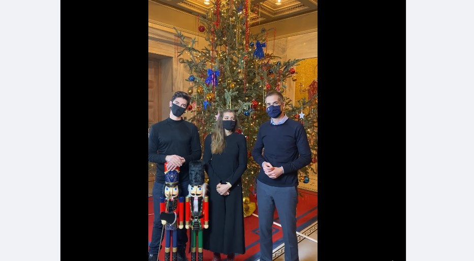 Η Αθήνα υποδέχεται το 2021 παρέα με τις… “Άγριες Μέλισσες”