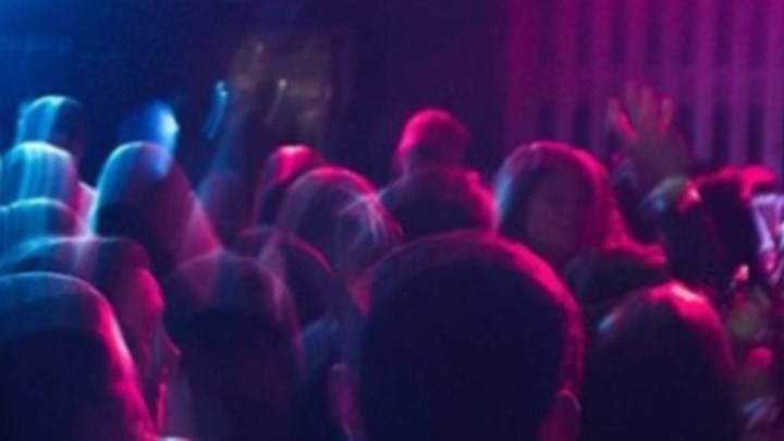 Ρεβεγιόν Πρωτοχρονιάς: Στήνουν κορονοπάρτι σε σπίτια με… όχημα Airbnb – Τι δηλώνουν οι ιδιοκτήτες