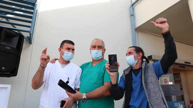 Λάρισα: «Πάρτι» με Dj έξω από τα επείγοντα του νοσοκομείου – ΒΙΝΤΕΟ