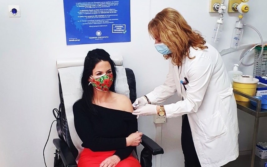 Πόπη Καλαϊτζή: Η αλήθεια για τον εμβολιασμό της συζύγου του Κωστή Χατζηδάκη