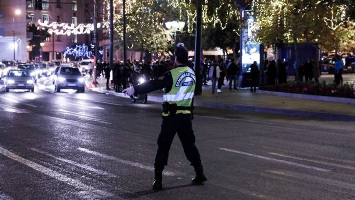 Πρωτοχρονιά με 10.000 αστυνομικούς στους δρόμους: Σαρωτικοί έλεγχοι και μπλόκα – Τι ισχύει για τις μετακινήσεις