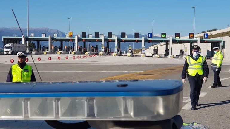 Πρωτοχρονιά: Συναγερμός για το ρεβεγιόν – Αυστηρά μέτρα για όσους έφυγαν διακοπές εν μέσω lockdown