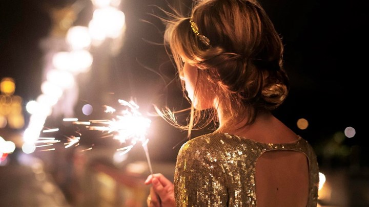 Ρεβεγιόν χωρίς… στρας και παγιέτες – Ο κορονοϊός “κατάπιε” τα βραδινά φορέματα