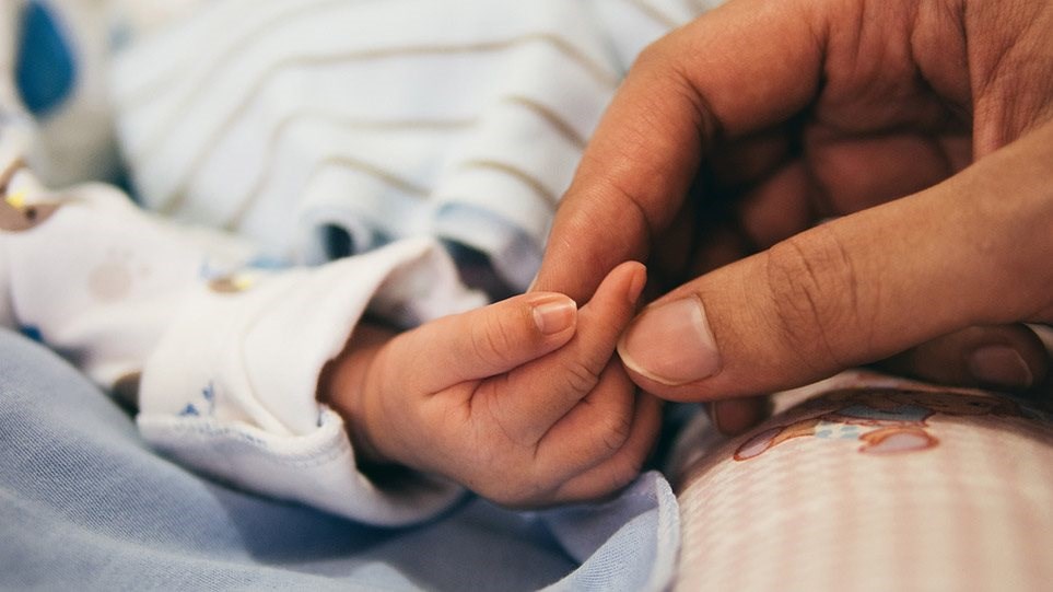 Θεσσαλονίκη: Αίσιο τέλος για το μωρό που κατάπιε χάντρα