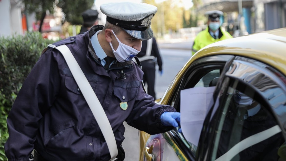 Παραμονή και ανήμερα Πρωτοχρονιάς: Τι ισχύει για τις μετακινήσεις με ταξί και ΙΧ – Πόσα άτομα επιτρέπονται
