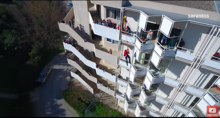 Συγκινητικό βίντεο: Ο Άγιος Βασίλης κατέβηκε με… σκοινιά στο ΠΑΓΝΗ