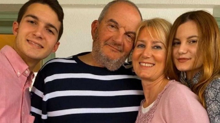 Καραμανλής-Παζαΐτη: Ποζάρουν με τα παιδιά τους μπροστά από το χριστουγεννιάτικο δέντρο – ΦΩΤΟ