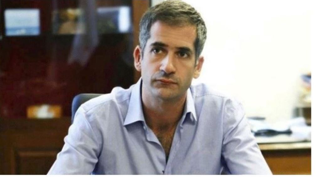 Χυδαίο πανό κατά του Μπακογιάννη στο Πανεπιστήμιο Πειραιώς: “Κωστάκη που είναι ο μπαμπάς;”