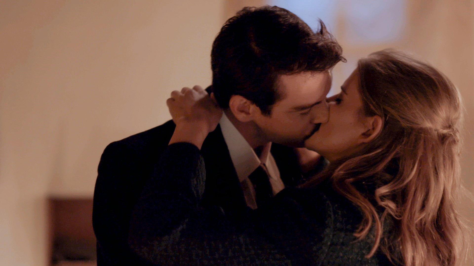 Άγριες Μέλισσες: Καυτή νύχτα πάθους για Κωνσταντή και Δρόσω – Ανατροπές και το μεγάλο δίλημμα