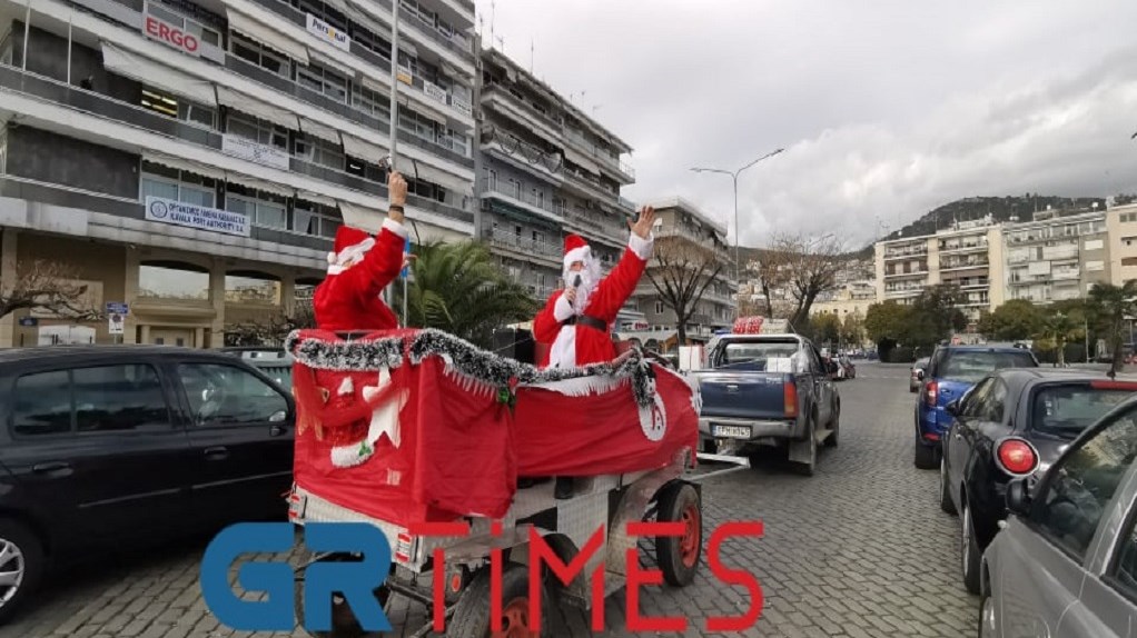 Καβάλα: Οι «Άη Βασίληδες» βόλταραν πάνω σε έλκηθρο στο κέντρο της πόλης – ΒΙΝΤΕΟ