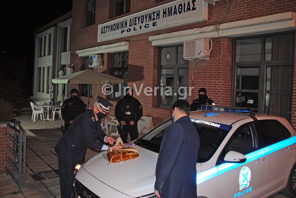 Ημαθία: Αστυνομικοί έκοψαν πρωτοχρονιάτικη πίτα πάνω σε καπό περιπολικού – ΦΩΤΟ – ΒΙΝΤΕΟ